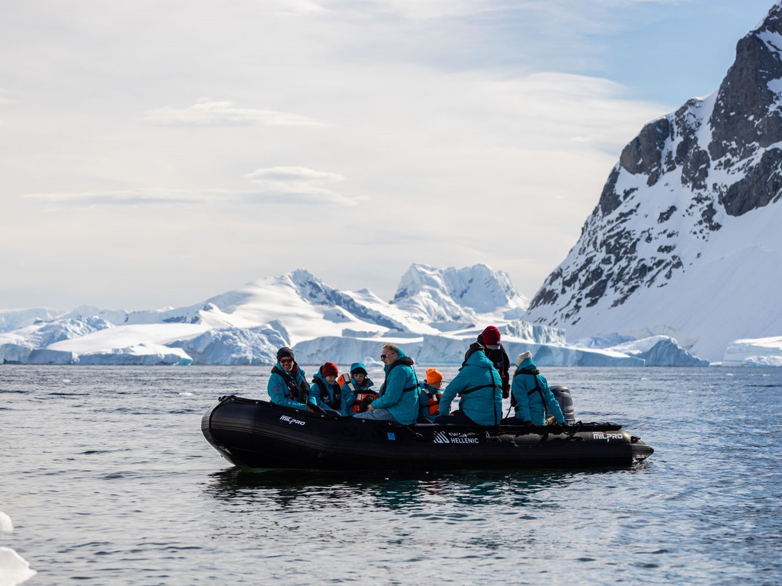 Passagiers van Swan Hellenic tijdens een excursie per zodiac in Antarctica.